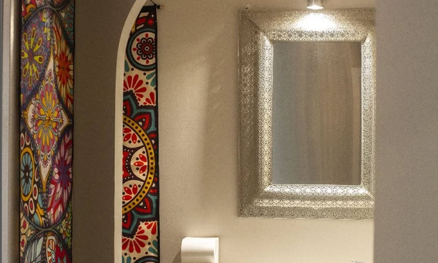 Image 11: Masajes y rituales con aceites, infusión o vino  