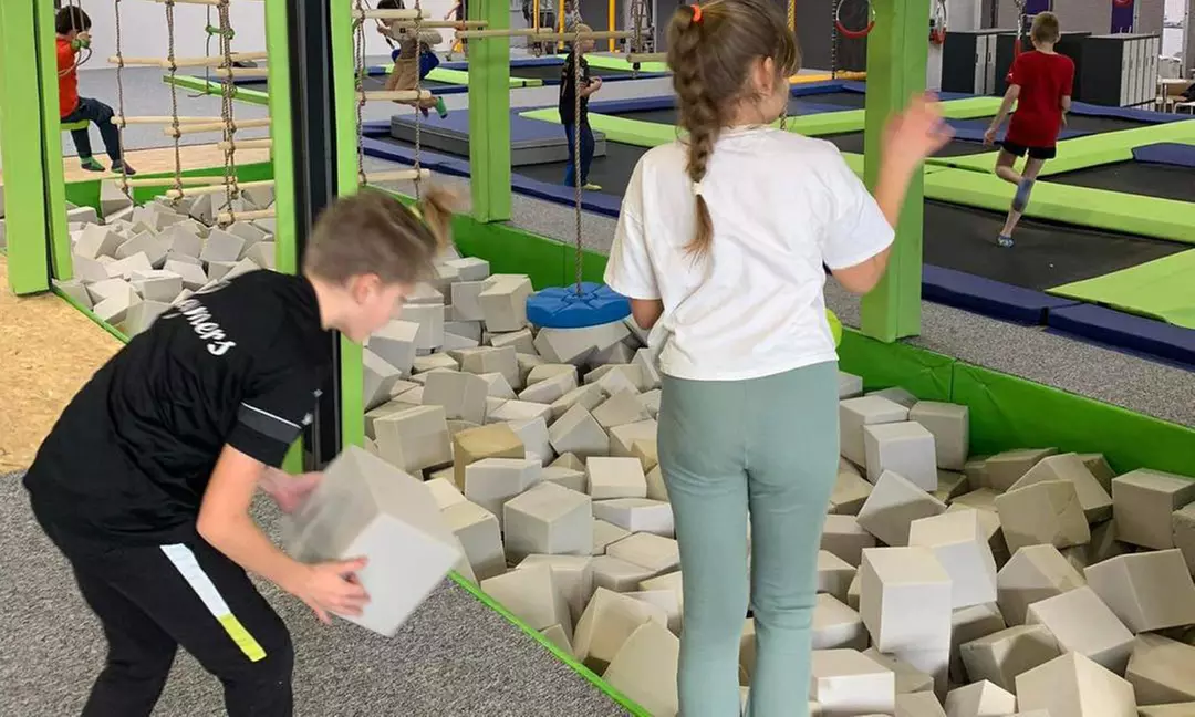 Zapomnij o grawitacji! Wskocz w świat zabawy w 4 parkach trampolin