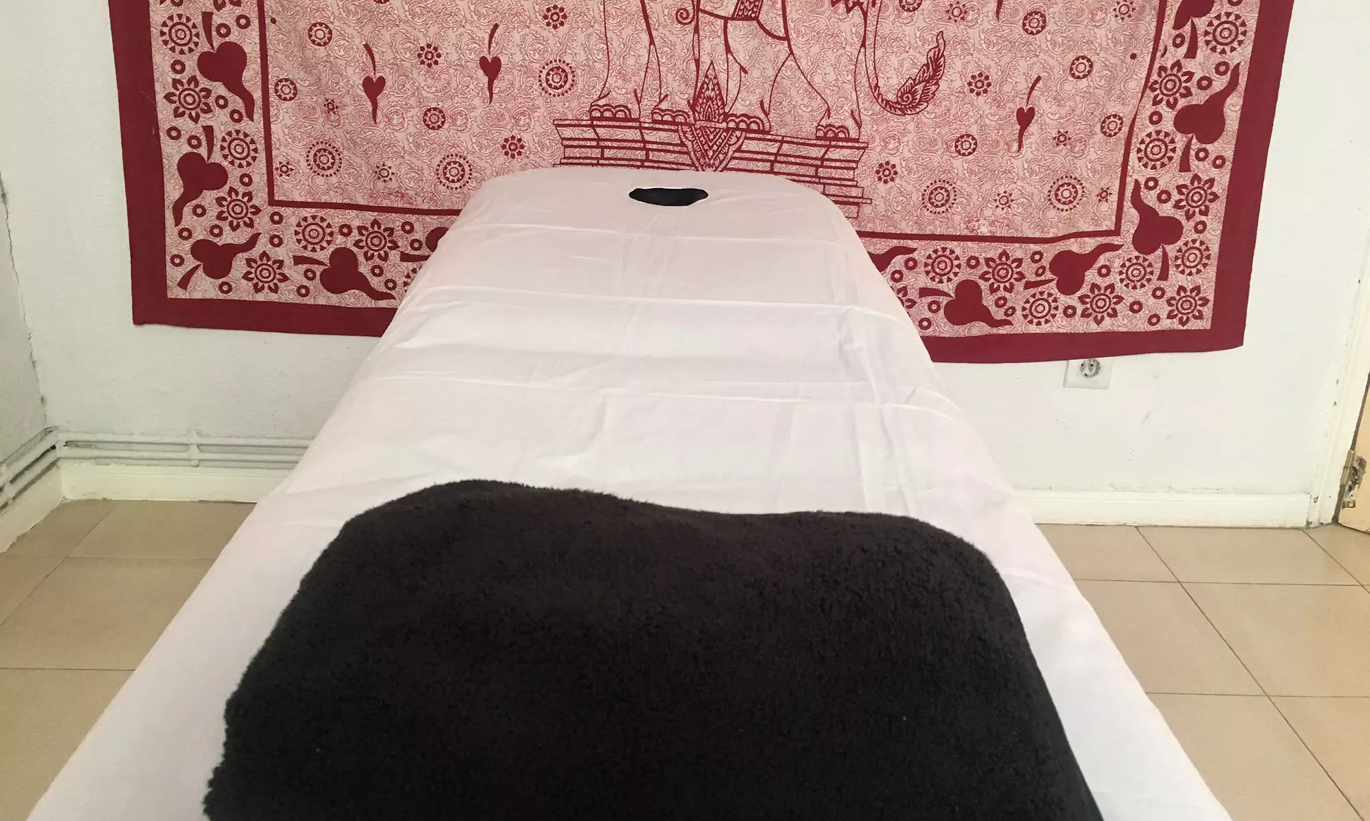 Masaje de 60 minutos a elegir entre relajante, descontracturante, drenaje linfático o tailandés en Manos Contacto - Second Medium