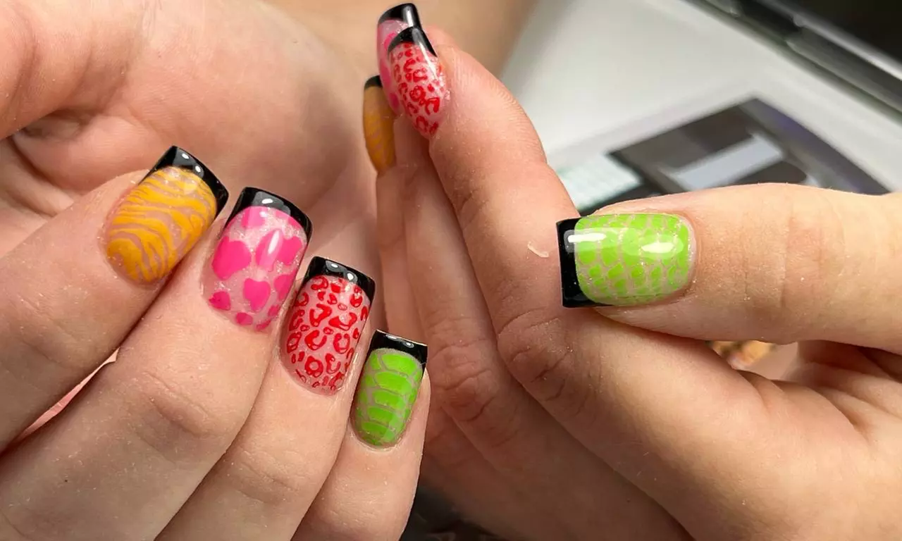 Manicure hybrydowy lub odnowa żelowa dla pięknych paznokci