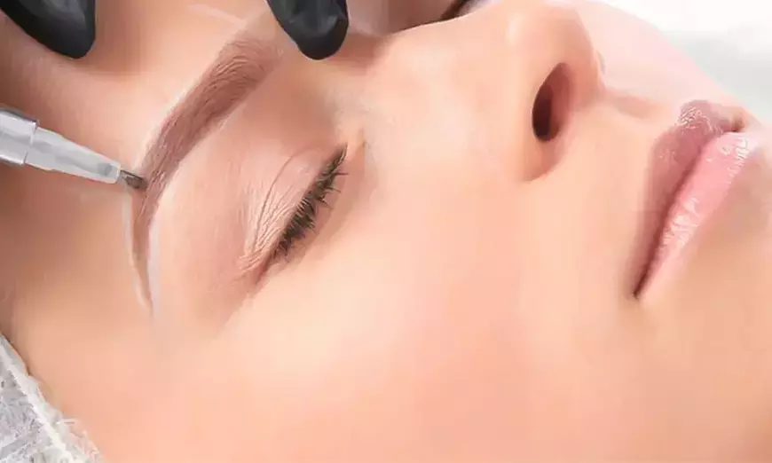 ¡Cejas definidas en minutos! Sesión de microblading con diseño y depilación de cejas para 1 persona al 67% - Primary Image