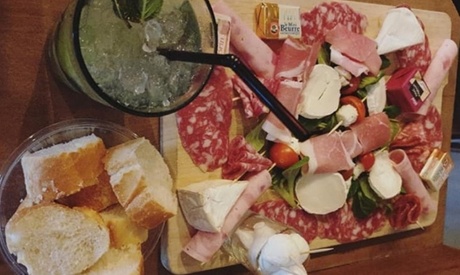 Planche apéritive et boisson au choix pour 1 ou 3 personnes dès 9 € au Seven Bar