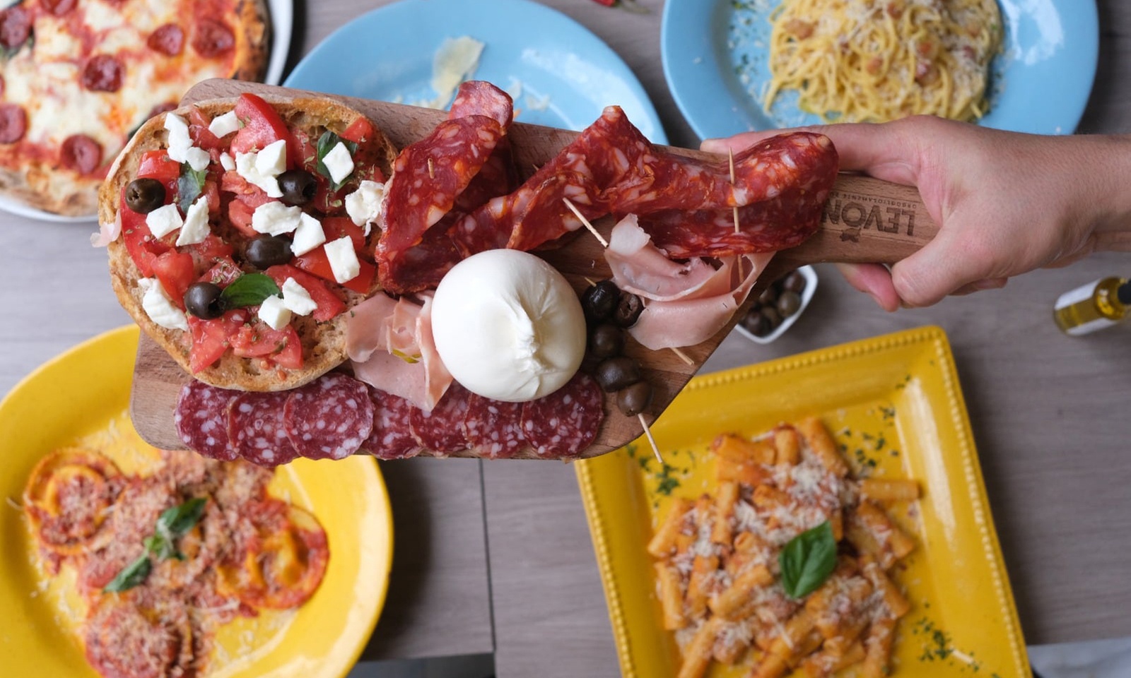 Menú con degustación de entrantes, principal, bebida y postre