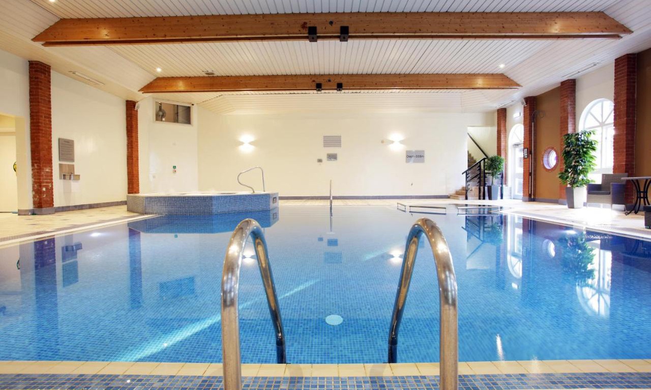 Surrey: Double Room with Breakfast