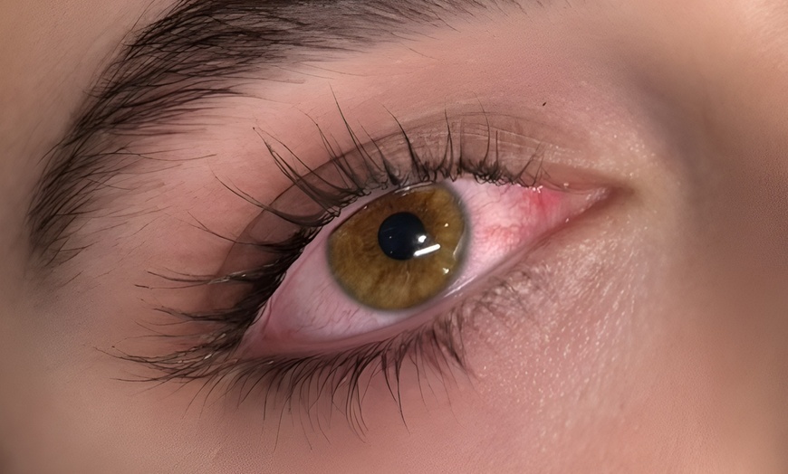 Image 2: Frisse look met volle brows en gekrulde lashes die wekenlang blijven