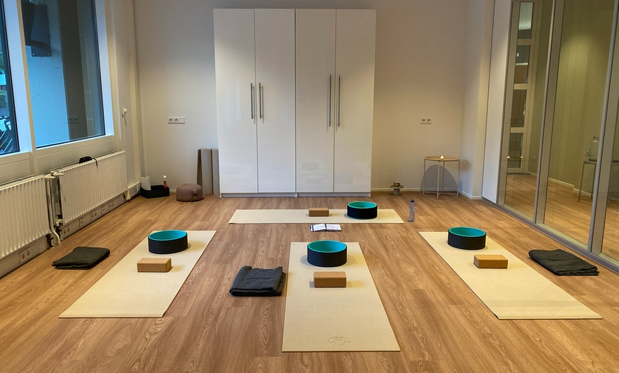 Image 3: Vind innerlijke rust en kracht met ontspannende yoga- en ademsessies