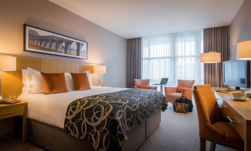 Image 2: Belfast: Deluxe Double or Twin Room with Breakfast & Optional Dinner
