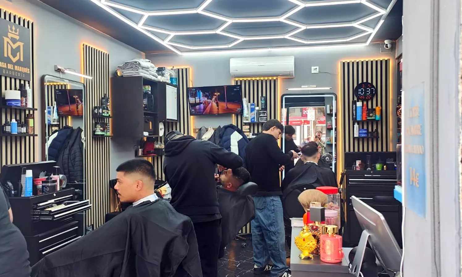 Sesión de peluquería masculina con arreglo de barba y vapor de ozono