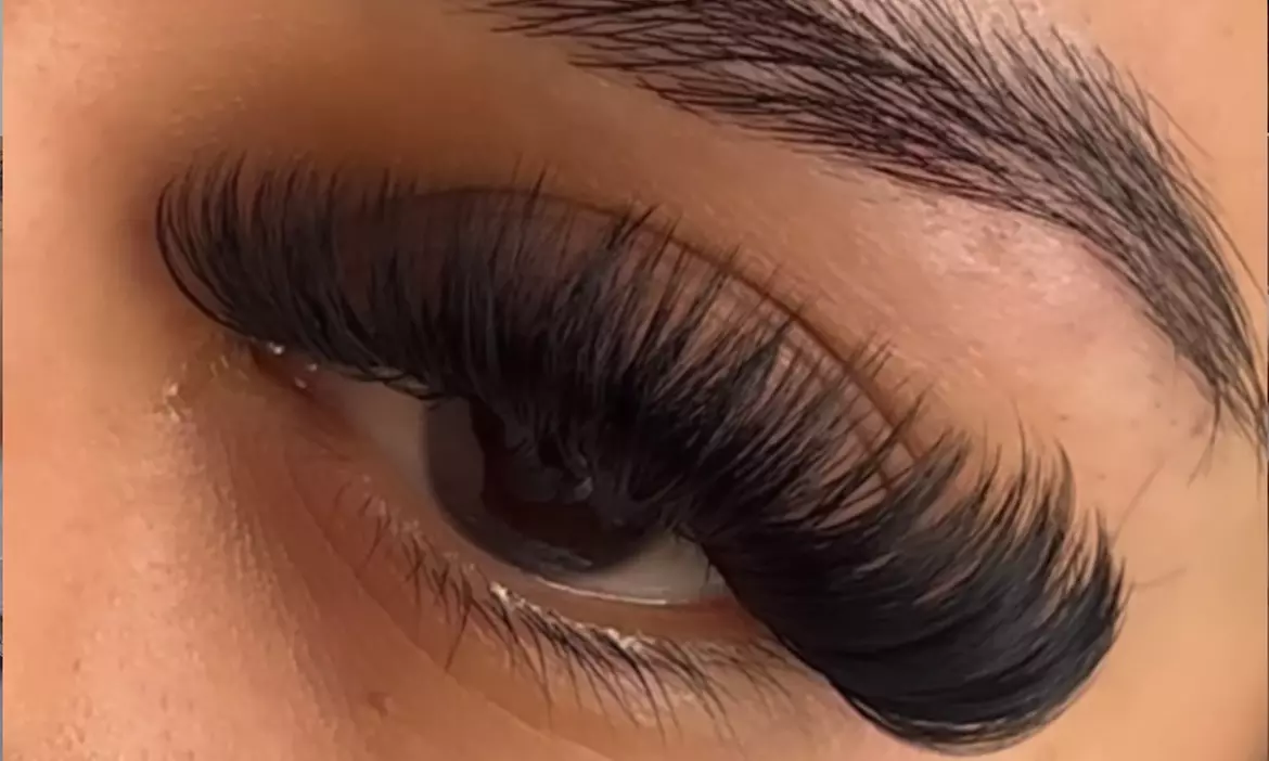 Experience Lashesbyhersss's mink classic, mega, or volume eyelash extensions with up to 45% off for stunning eyes - Second Medium