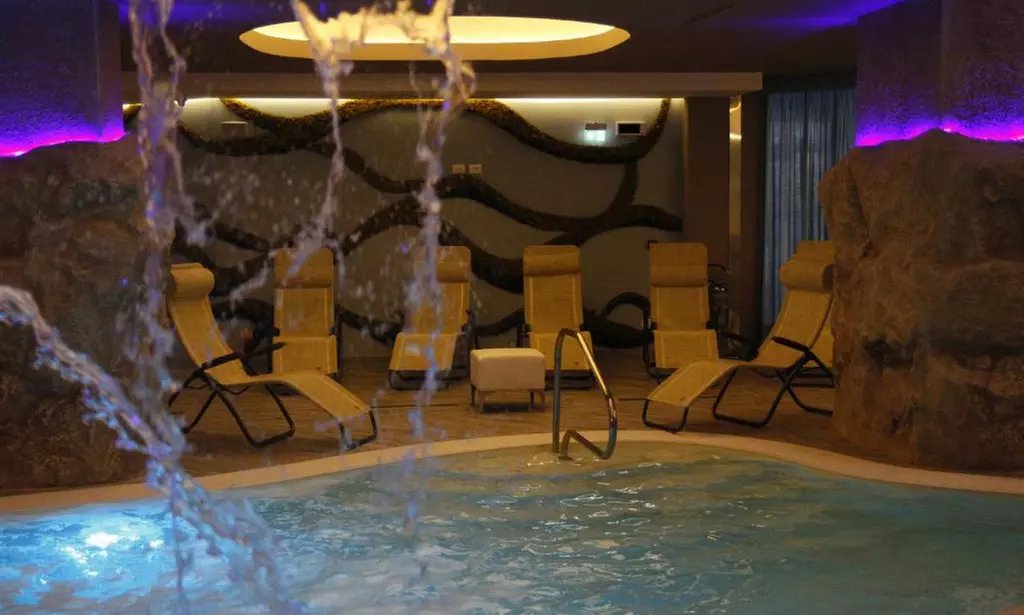 Napoli 5*: camera doppia con mezza pensione e Spa per 2 persone