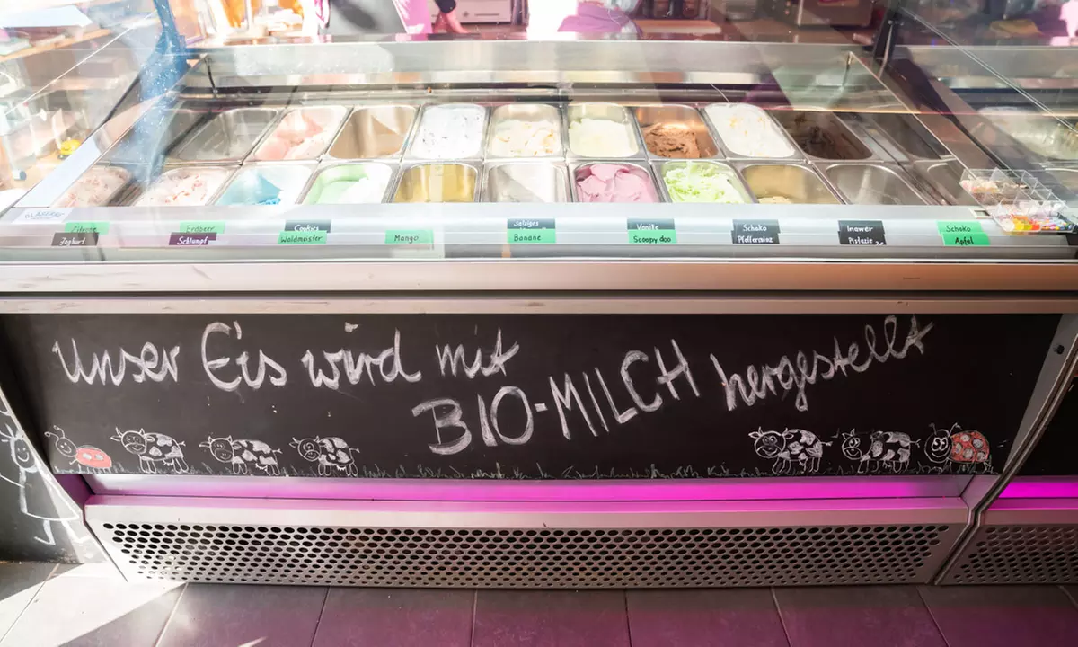 Signature Bubblewaffle inkl. 2 Eiskugeln & Heißgetränk für 1-4 Pers.