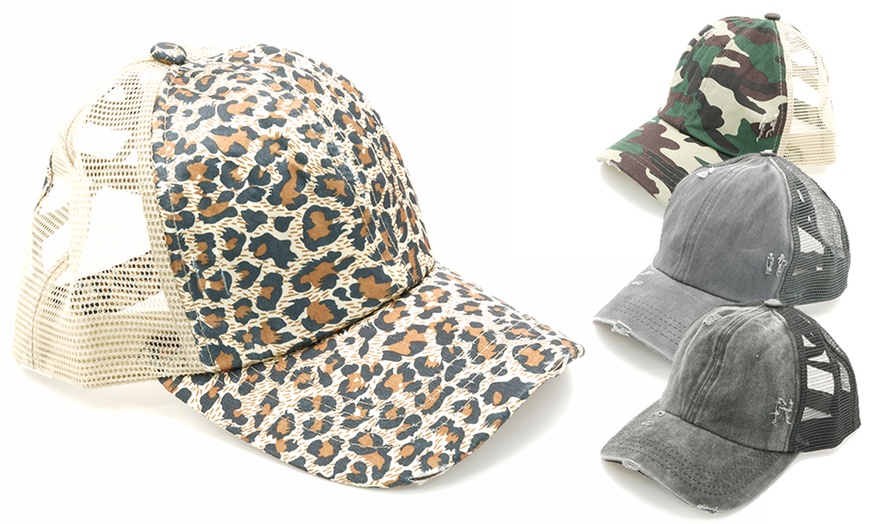 Image 2: Gorra con abertura para diferentes peinados