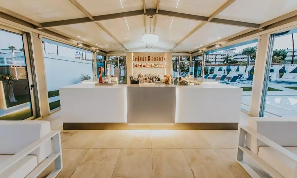 ¡Día de piscina con hamacas y cócteles!