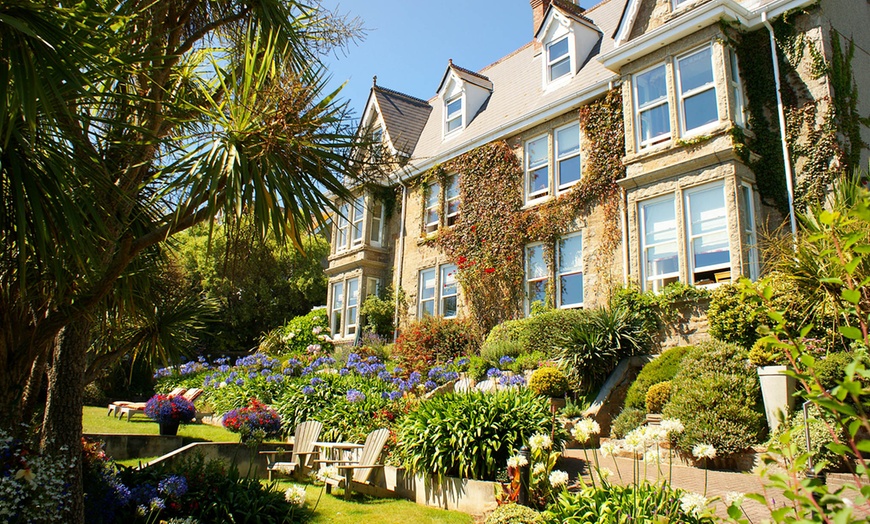 Image 1: Cornwall: 4* Stay with Breakfast and Prosecco