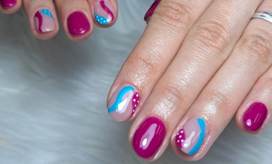 Image 8: Mimos para tus uñas: manicura y/o pedicura con esmalte semipermanente