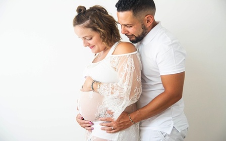 Shooting photo femme enceinte d'1h dès 29,90 € avec Julie Henessy Photographe