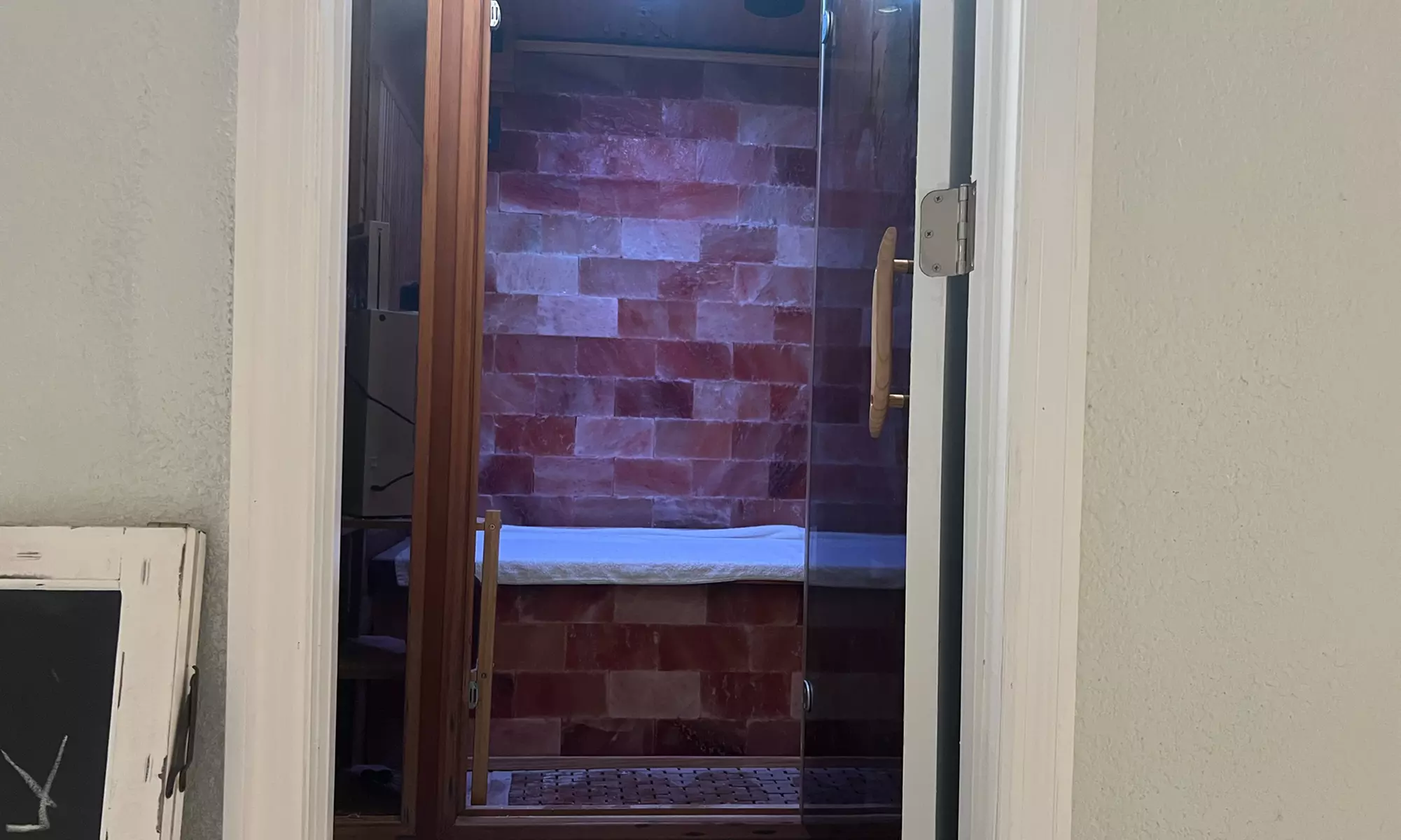 1 or 3 40-Min Salt halotherapy Sessions For 1 or 2 + Essential Oil