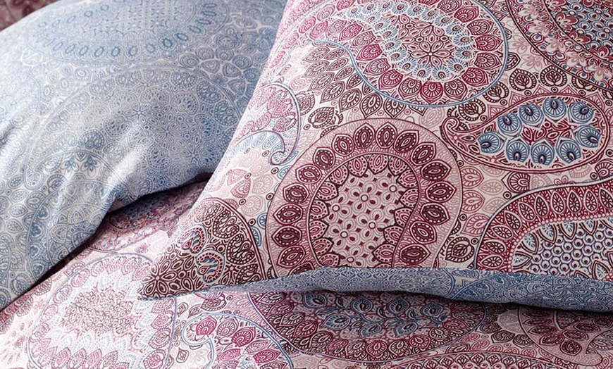 Image 6: Reversible Paisley Duvet Set