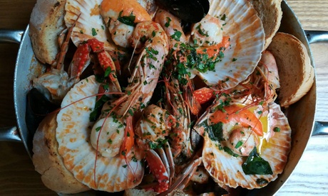 Menu di pesce da 3 o 4 portate più vino al ristorante La Balena (sconto fino a 61%)