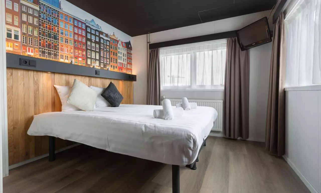 ✈  2 or 3 Nights Amsterdam P&O Cruise w/ Stay & Return Coach Transfers