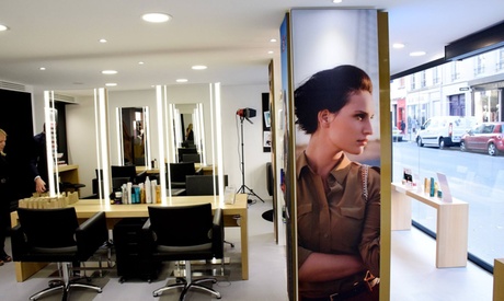 Shampoing, coupe et brushing, couleur ou balayage surfeur en option chez Mod's Hair, en plein cœur du 7ème