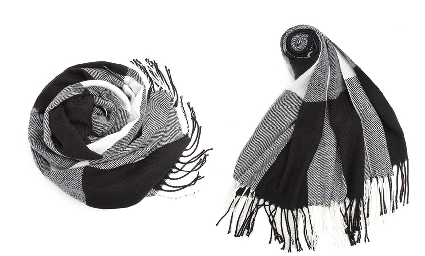 Image 3: Soft and Comfortable Tartan Tassel Scarf
