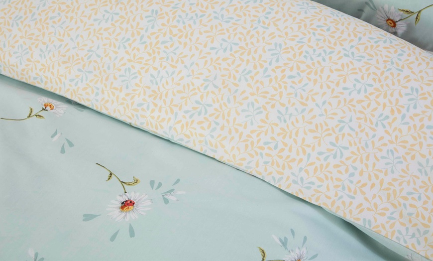 Image 3: Easy Care Daisy Reversible Design Duvet Set