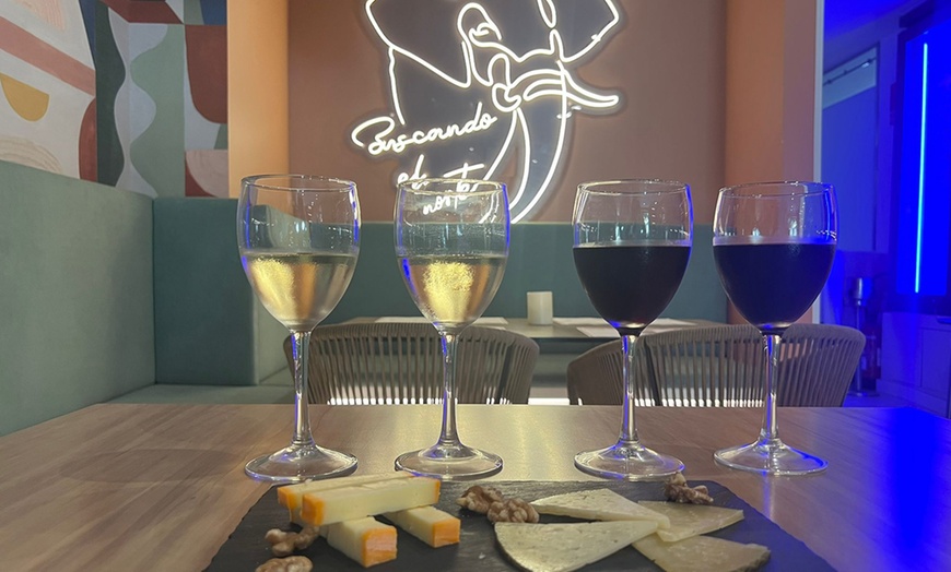 Image 2: Cata de vinos y quesos en el centro histórico de Valencia