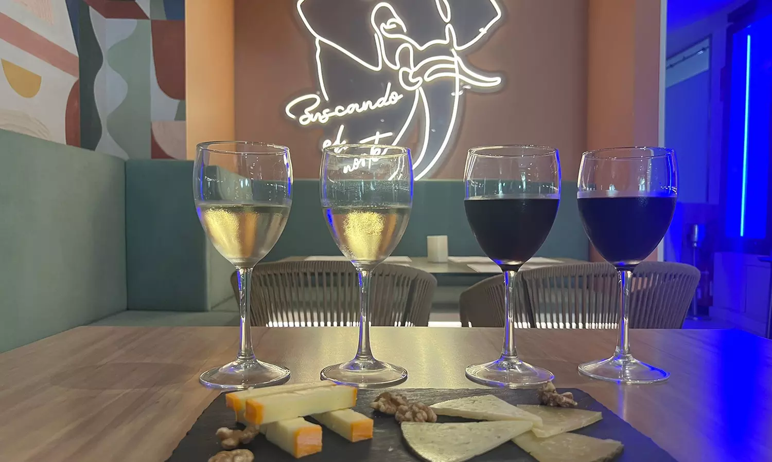 Cata de vinos y quesos en el centro histórico de Valencia