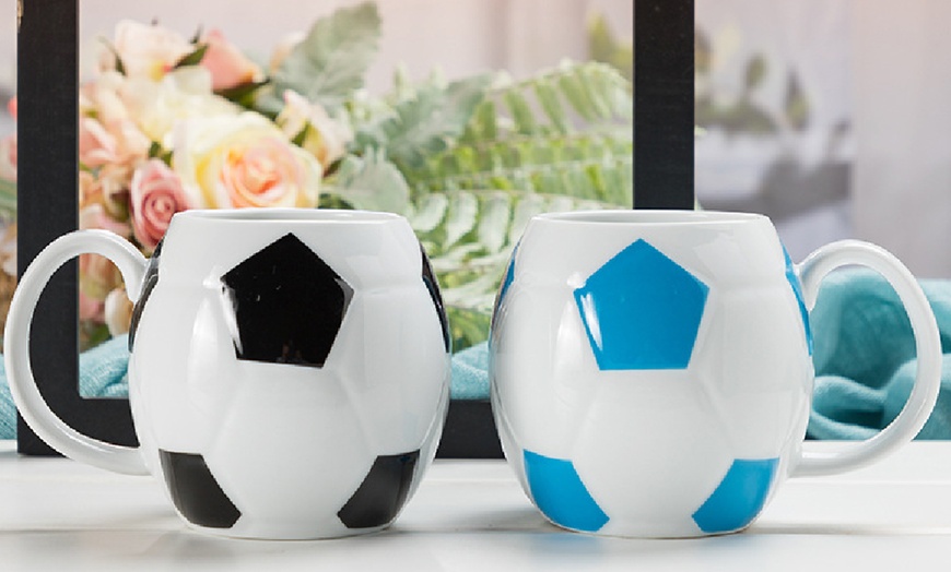 Image 3: Tasse à bière en forme de ballon de football