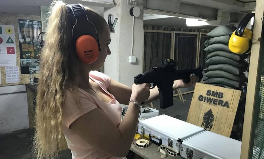 Image 2: Godzina emocji na krytej strzelnicy: wynajęcie toru na 1 godz.