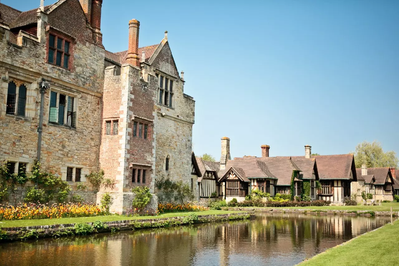 Windsor Castle, the Roman Baths and Stonehenge Tour & Lunch Pack