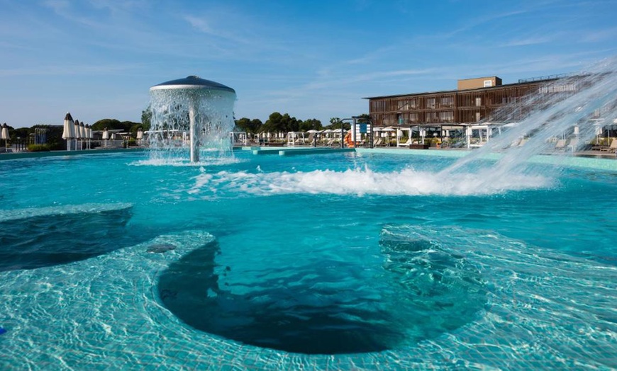 Image 8: Bibione: soggiorno in bilocale con spiaggia e colazione