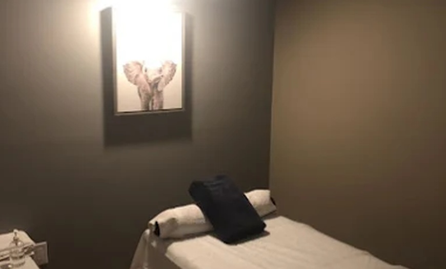 Image 5: 90-Min Pampering: Massage, Reflexology & Aromatherapy in Midtown NYC