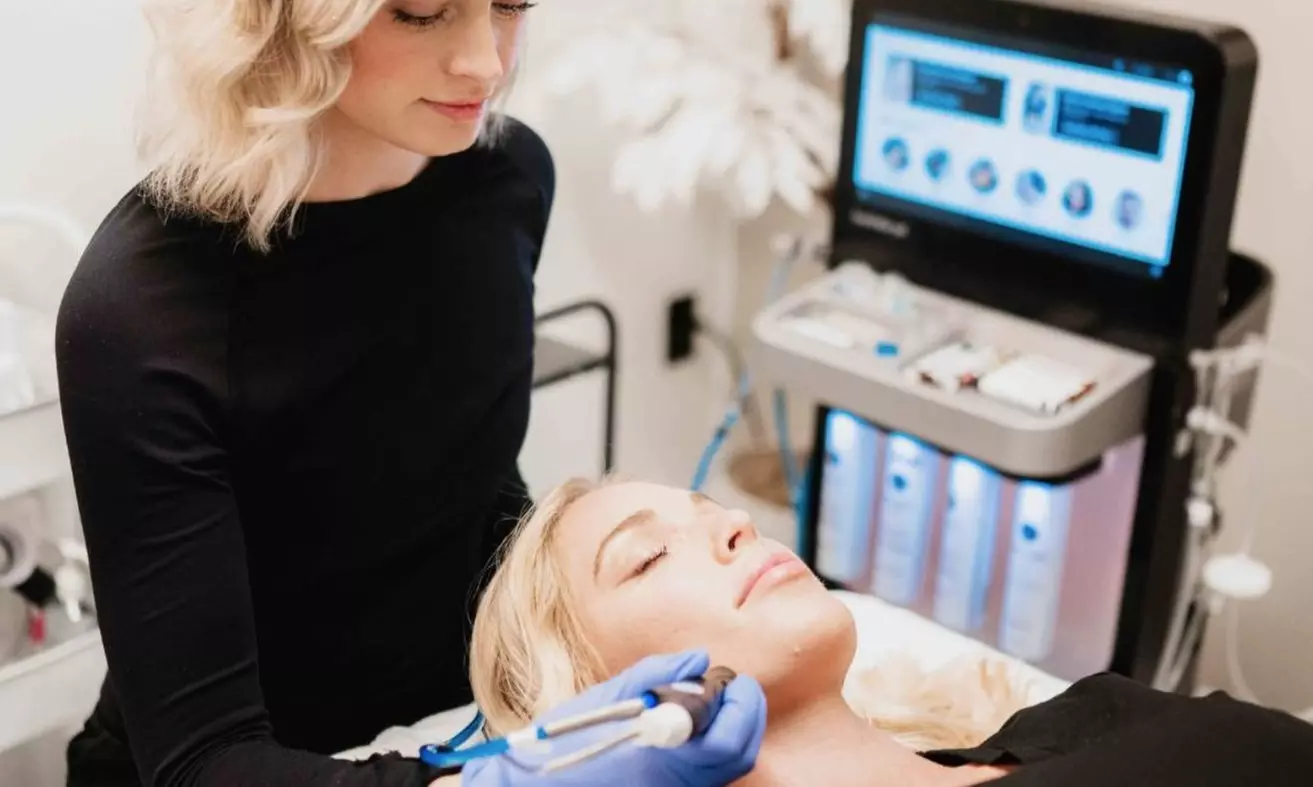 One Syringe of Juvederm & 20 Units of Botox