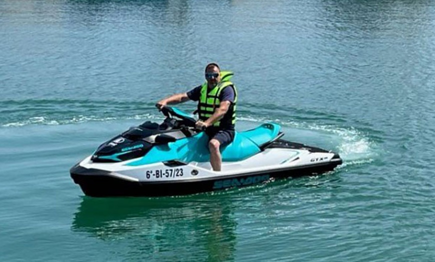 Image 6: ¡Aprende a dominar las olas con el alquiler de una moto de agua! 