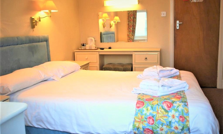 Image 2: The Isle of Wight: Stay in Double Room with Dinner