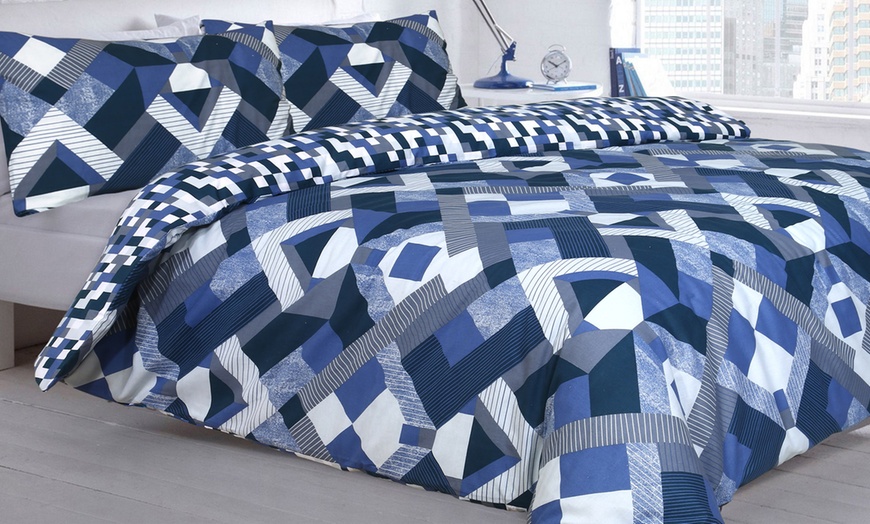 Image 7: Easy Care Reversible Duvet Set
