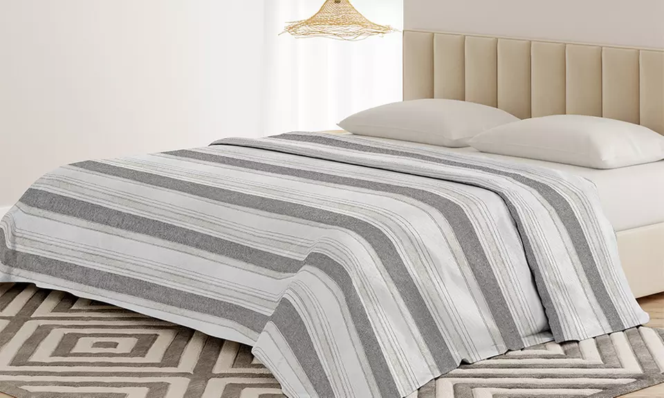 Sofabezug und Tagesdecke aus natürlicher recycelter Baumwolle