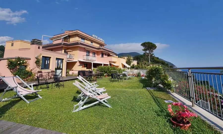 Moneglia, Genova: camera doppia con colazione e accesso all'area Wellness presso l'Hotel Mondial - Primary Image