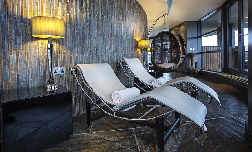 Image 5: Treat Yourself w/ Luxury Evening Spa Access, Light Bites & Massage