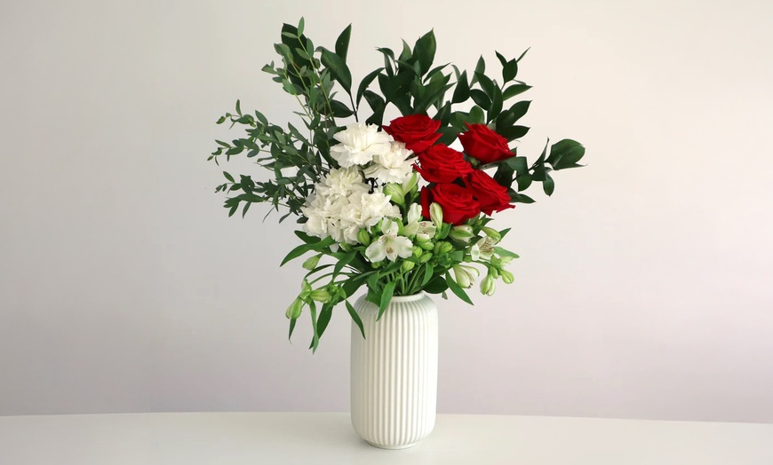 Image 1: Get a Choice of Letterbox Flowers for Christmas from Box and Blume