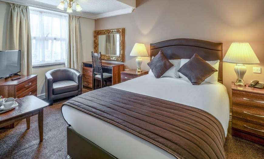 Image 14: Warwickshire: Standard Double / Twin Room with Breakfast, Wi-Fi & More