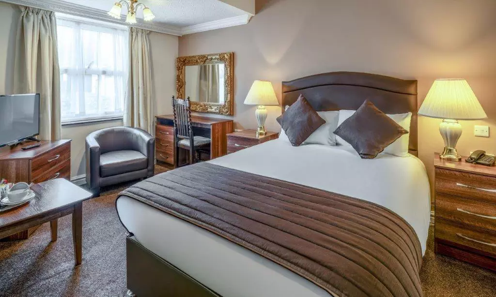Warwickshire: Standard Double / Twin Room with Breakfast, Wi-Fi & More