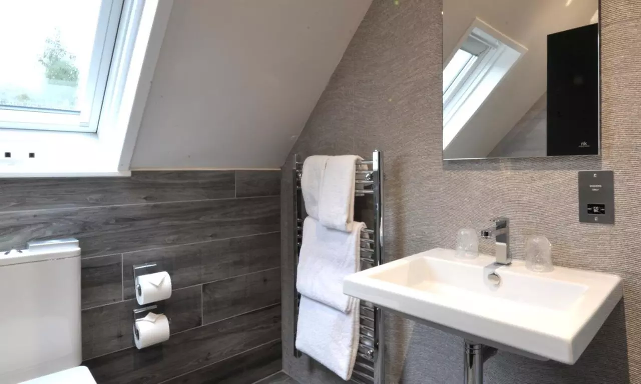 Beautiful Loch Side Stay for 2 with leisure access