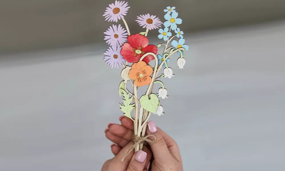 Holzkiste mit Geburtsblumen und Namen