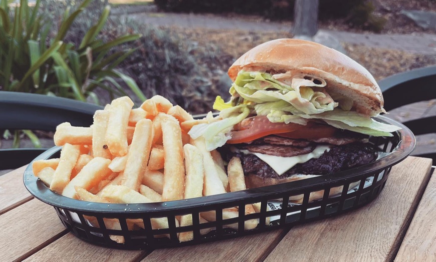 Image 3: Burger, Chips, Nuggets & Drink