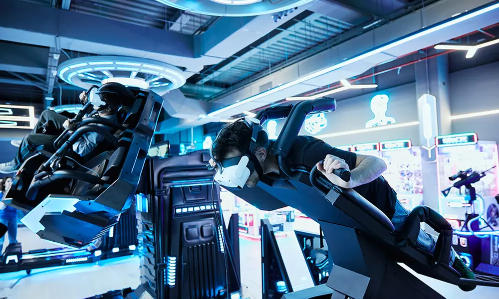 Diversión futurista: acceso ilimitado de 1 hora a parque de realidad virtual para 2 o 4 personas; ahorra un 20% - Primary Image