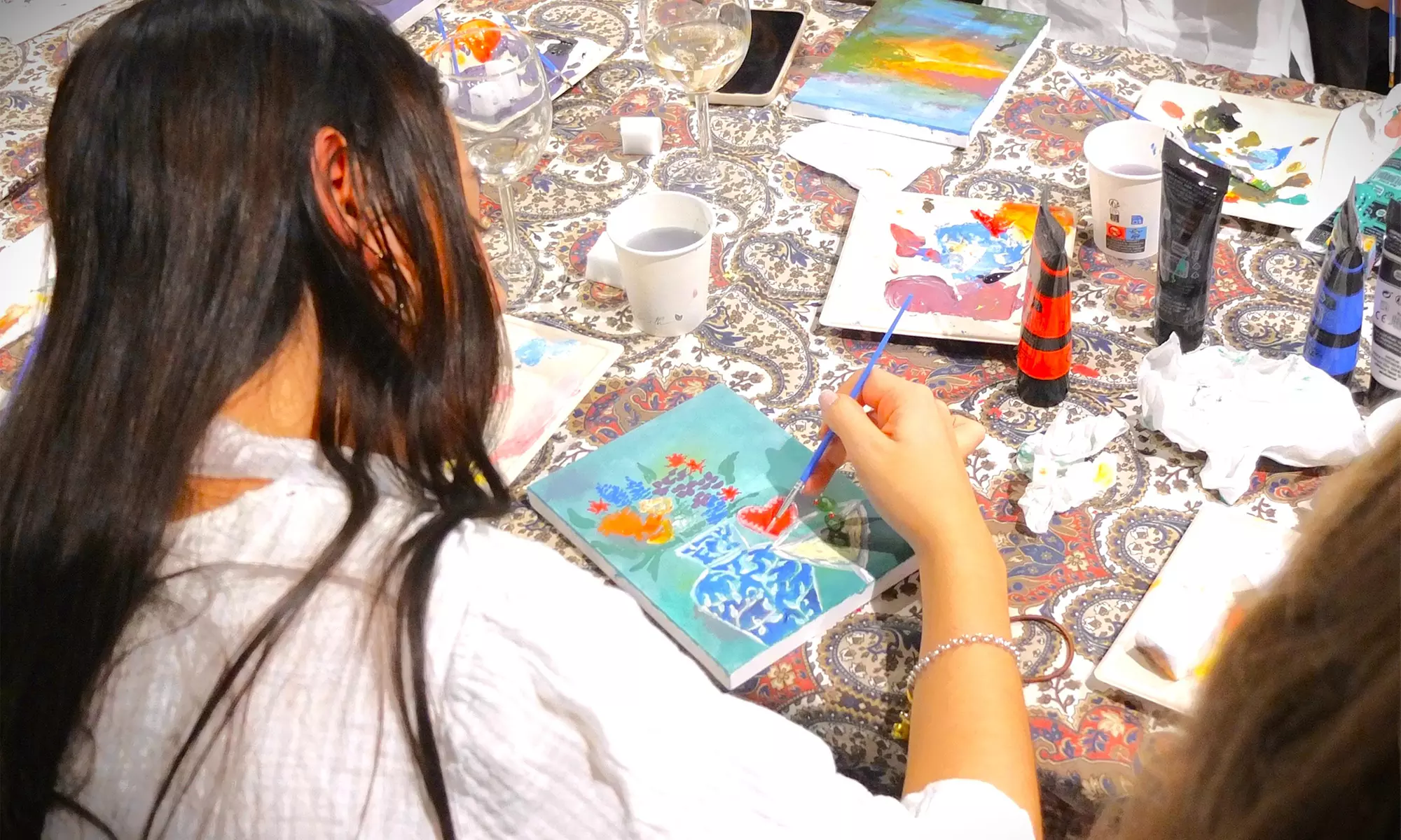 Taller de pintura introspectiva con vino para hasta 4 personas