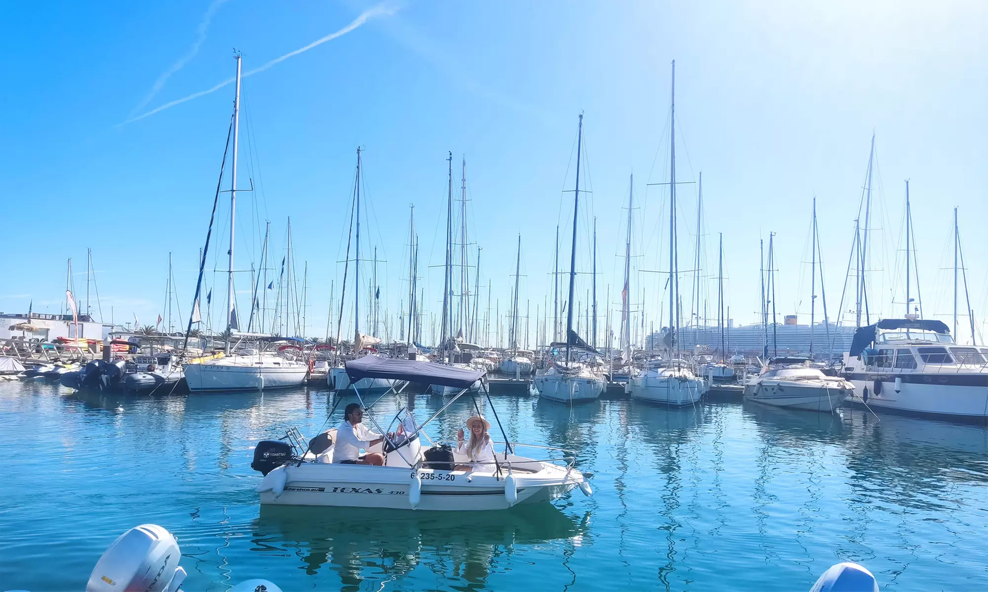 Alquiler de barco con titulación por medio día en Capitán Valencia